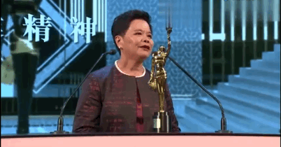 她是香港最牛茶水工，端茶送水30年让成龙、刘德华都爱她