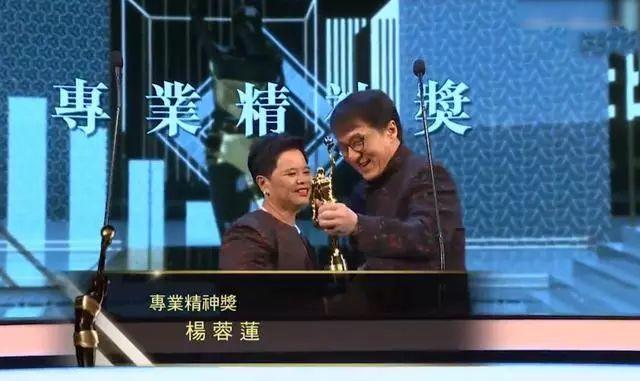 她是香港最牛茶水工，端茶送水30年让成龙、刘德华都爱她