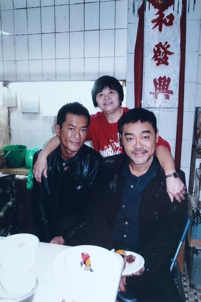 她是香港最牛茶水工，端茶送水30年让成龙、刘德华都爱她
