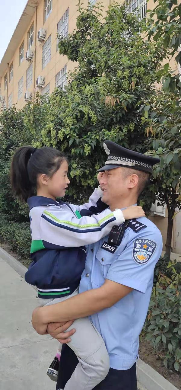 “如果我睡着了，把我抱到屋里”8岁女儿的字条，让漯河铁警泪流满面
