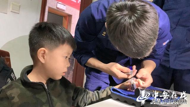 “叔叔你专业么？”5岁熊孩子手指被卡 一句话逗乐消防员