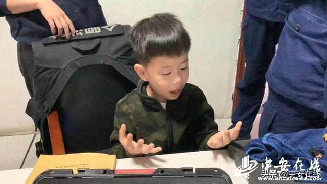 “叔叔你专业么？”5岁熊孩子手指被卡 一句话逗乐消防员