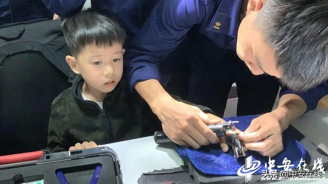 “叔叔你专业么？”5岁熊孩子手指被卡 一句话逗乐消防员