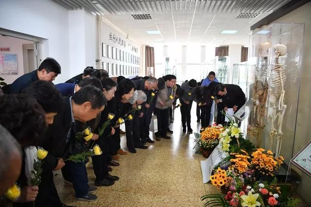 致敬！医学伉俪双双捐献遗体 时隔10余年“重逢”在“讲台”上