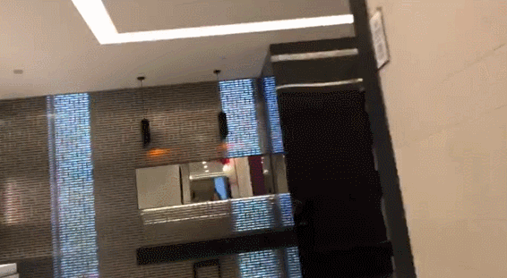 小蔡说当时一个妈妈带着女儿正在上厕所，小女孩看到这一幕直接呆住了。