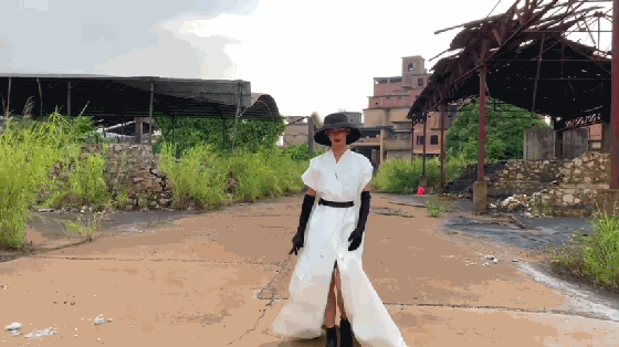 广西20多岁“乡村超模”太燃了！天生高级脸，凭实力征服中外网友