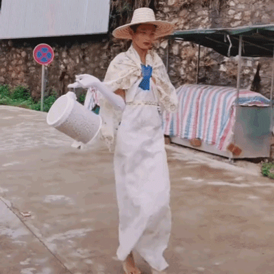 广西20多岁“乡村超模”太燃了！天生高级脸，凭实力征服中外网友