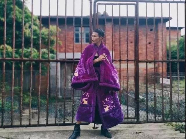 广西20多岁“乡村超模”太燃了！天生高级脸，凭实力征服中外网友