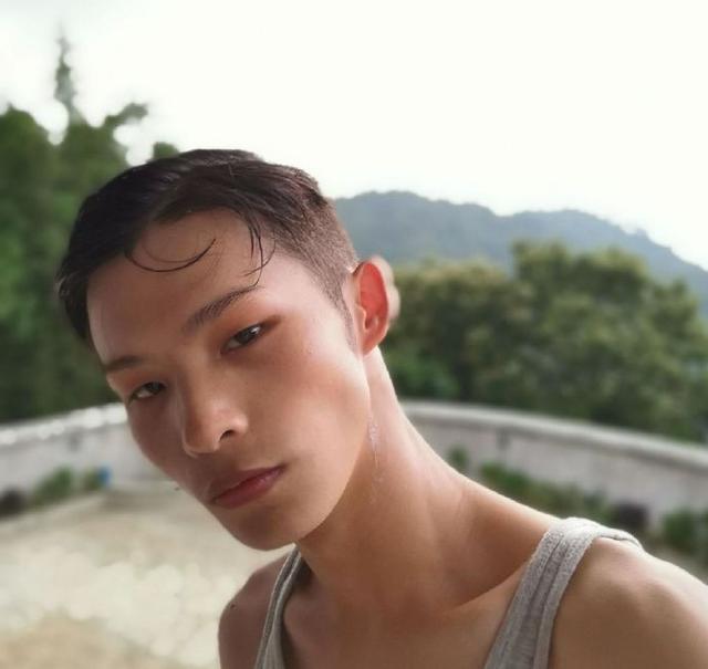 广西20多岁“乡村超模”太燃了！天生高级脸，凭实力征服中外网友