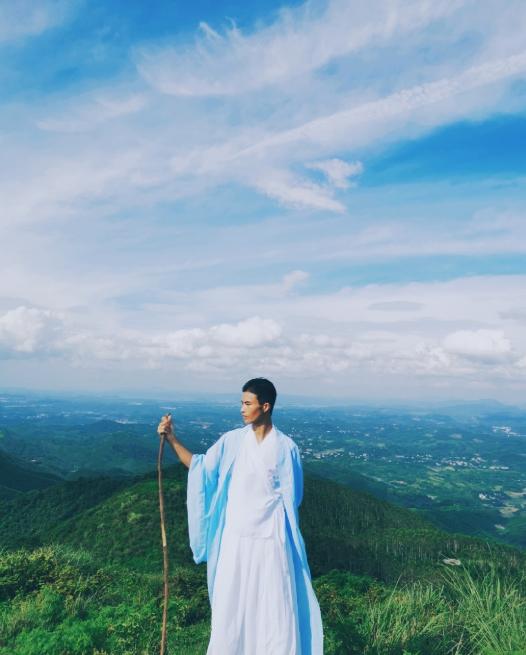 广西20多岁“乡村超模”太燃了！天生高级脸，凭实力征服中外网友
