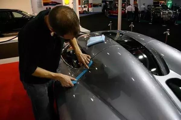 英国小哥开的洗车店，洗一次收费5万元，无数富豪排队来洗