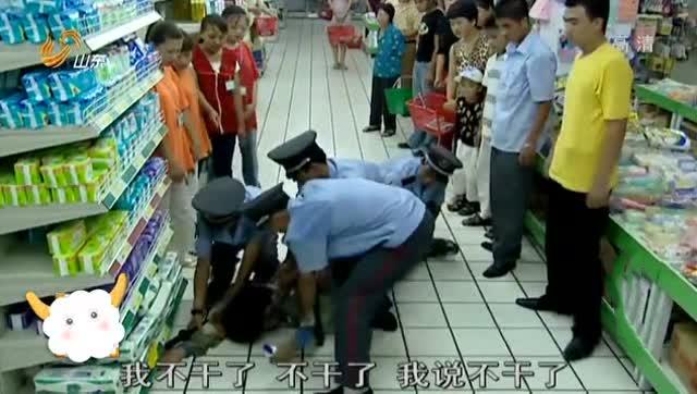 7岁男孩逛超市不购物，店员怀疑是小偷，看见孩子的手臂后报警