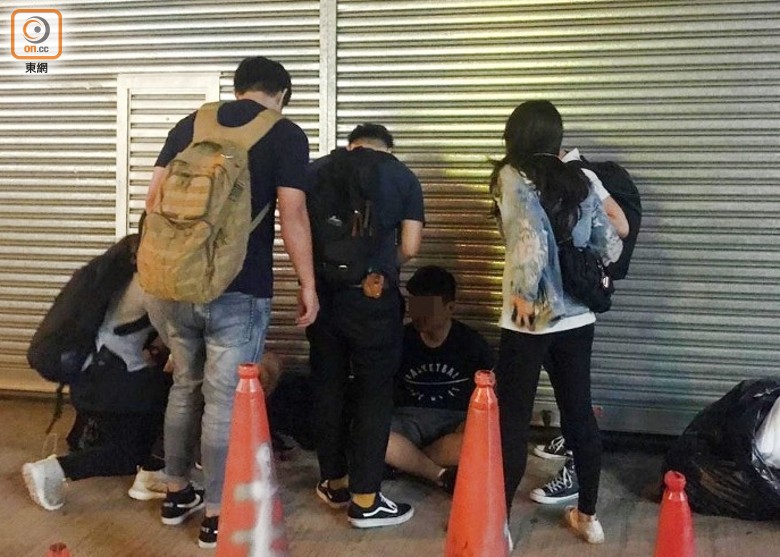 警方制服2名涉案男子（图源：香港“东网”）
