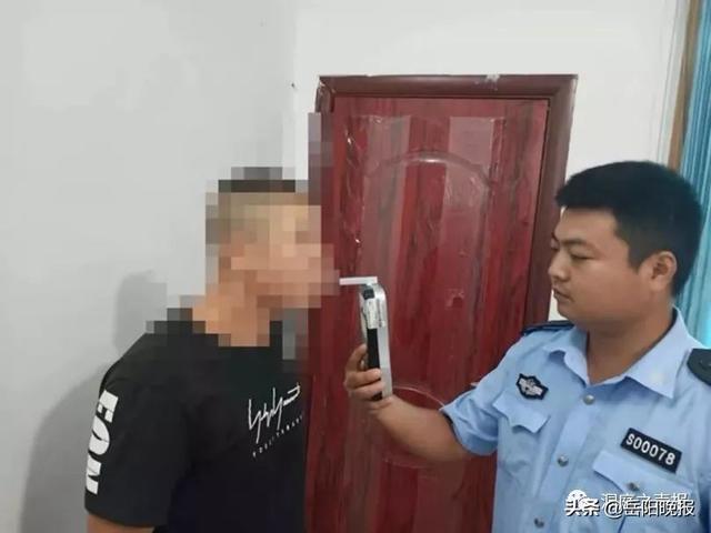 岳阳一男子钓鱼捡到驾驶证，脑洞大开玩套路，结果被刑拘