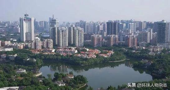 卖房如卖菜，从小白变身女首富，离婚还送前夫百亿，她走上巅峰全靠这个神技能