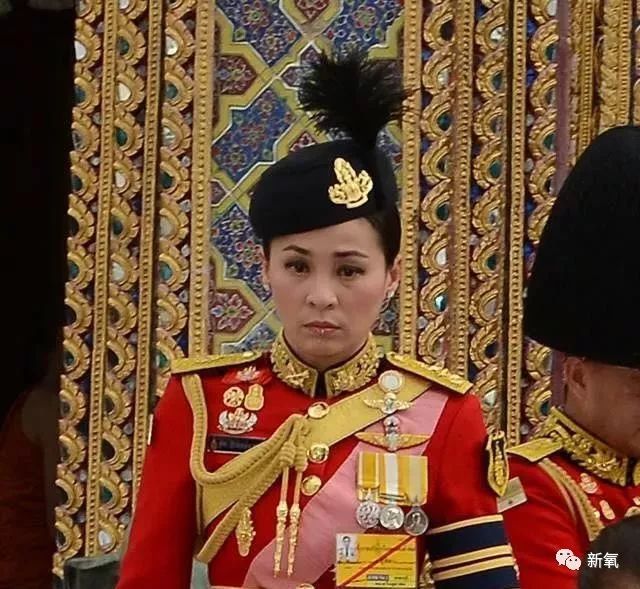 泰国最美贵妃入宫86天就被废不是因为觊觎后位，是没跟国王拍x照...