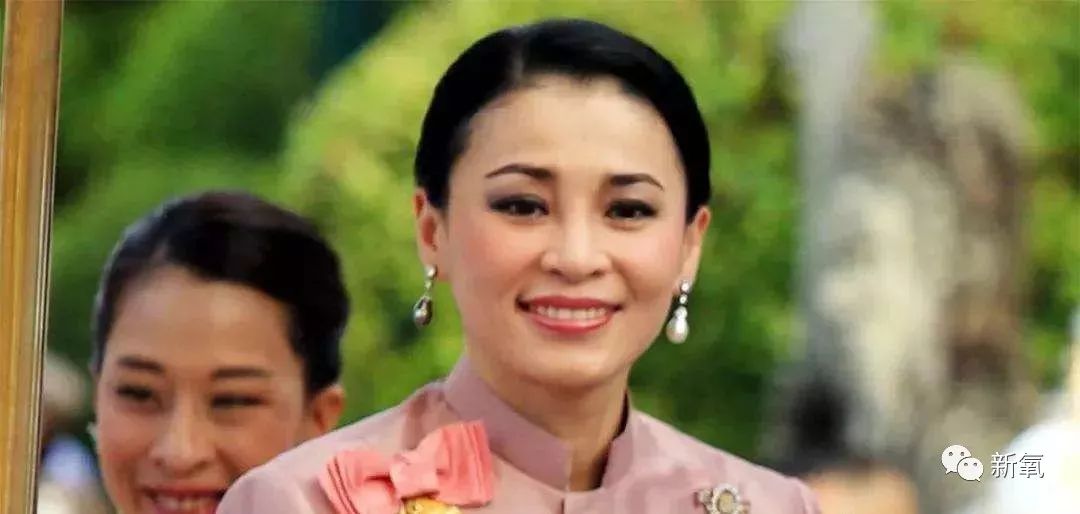 泰国最美贵妃入宫86天就被废不是因为觊觎后位，是没跟国王拍x照...