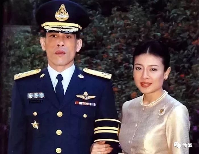 泰国最美贵妃入宫86天就被废不是因为觊觎后位，是没跟国王拍x照...