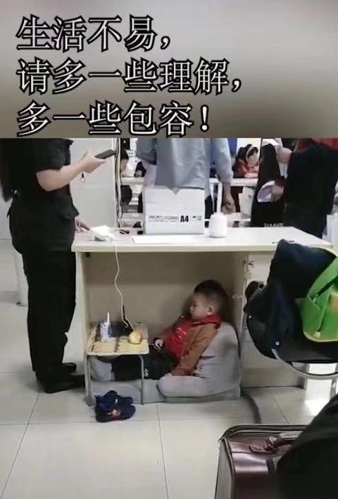 带孩子上班的“最强宝妈”火了，孩子工作两不误，网友：太心酸