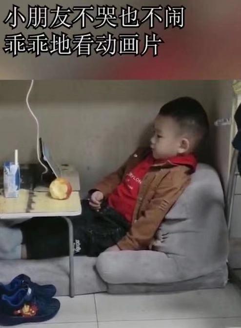 带孩子上班的“最强宝妈”火了，孩子工作两不误，网友：太心酸