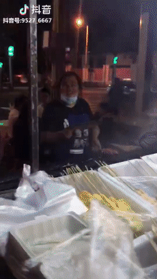 跟马云借钱、获赞1000多万！这个烤腰子的90后姑娘火了