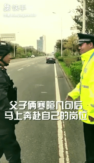 最帅警察父子！相逢在军运会赛场外，他们的这个动作让人鼻酸