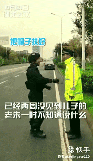 最帅警察父子！相逢在军运会赛场外，他们的这个动作让人鼻酸