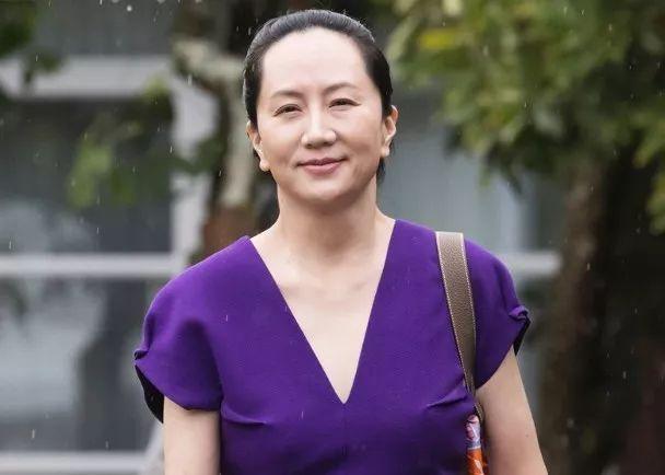 孟晚舟出庭前神情轻松。图源：香港“东网”