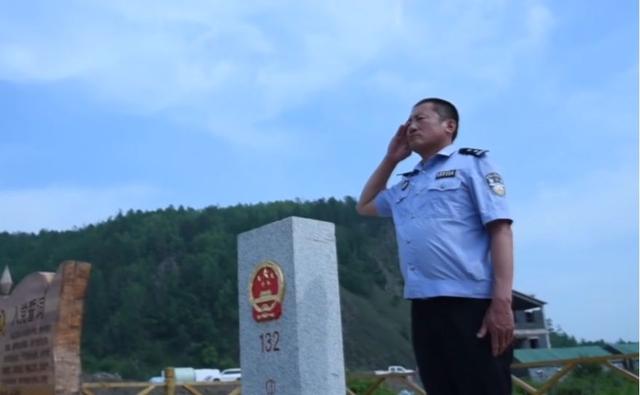 特警趴地上5小时，绑匪刚露半个脑袋被一枪爆头！为执行任务曾“失联”86天，妻子：已想到捧着他照片的样子