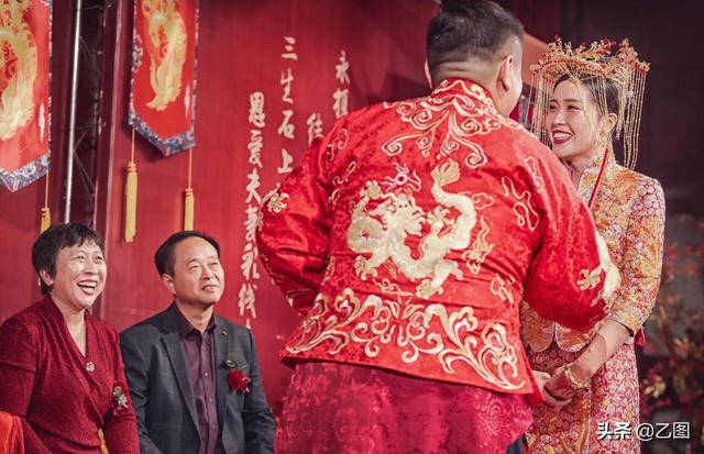 新郎婚礼上大哭称结婚太难了，当事小伙：恋爱600天，每天被送饭