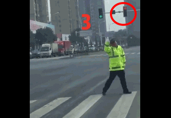 年度最可爱的交警！网友集体笑出内伤：还可以再等100个红灯