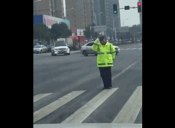 年度最可爱的交警！网友集体笑出内伤：还可以再等100个红灯