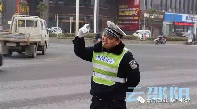 年度最可爱的交警！网友集体笑出内伤：还可以再等100个红灯