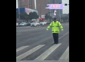 年度最可爱的交警！网友集体笑出内伤：还可以再等100个红灯