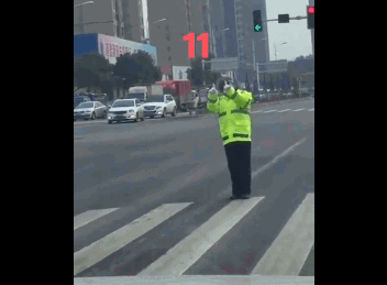 年度最可爱的交警！网友集体笑出内伤：还可以再等100个红灯
