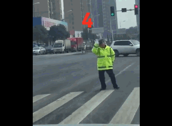 年度最可爱的交警！网友集体笑出内伤：还可以再等100个红灯