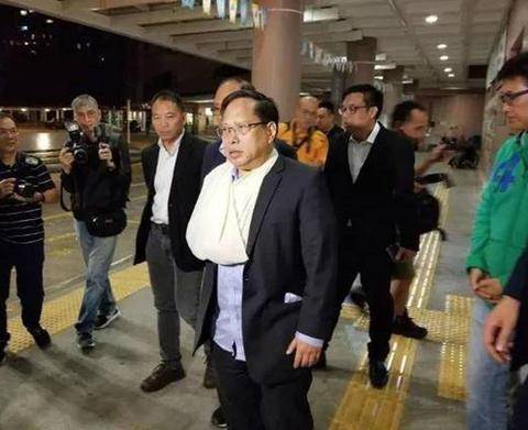 “祸港”头目何俊仁再度被打 网友劝其反思：为啥老是你？
