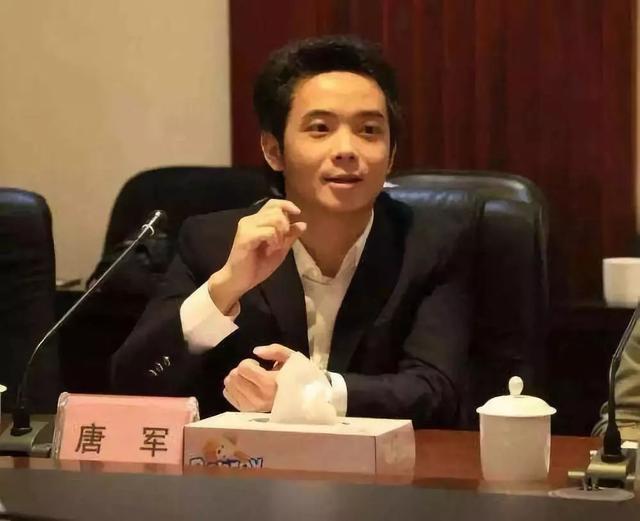 85后富豪投案自首，警方冻结56亿资金，查封飞机2架、房产64套