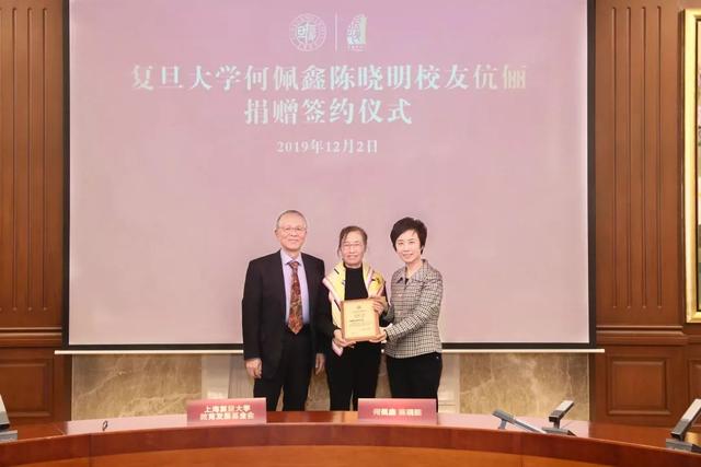 乘地铁回母校捐了1个亿，网友：帅