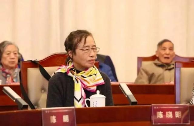 乘地铁回母校捐了1个亿，网友：帅