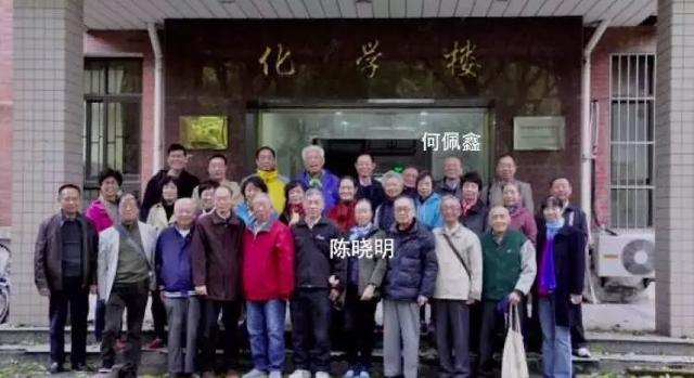 乘地铁回母校捐了1个亿，网友：帅