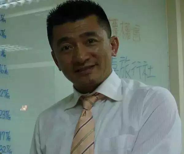 负债15亿妻子狠心离开，独自一人还清14亿、过度劳累而去世
