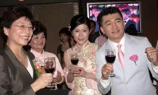 负债15亿妻子狠心离开，独自一人还清14亿、过度劳累而去世