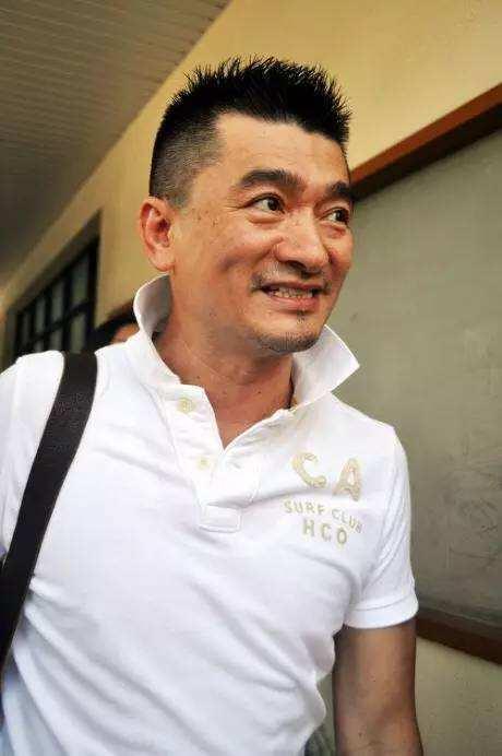 负债15亿妻子狠心离开，独自一人还清14亿、过度劳累而去世