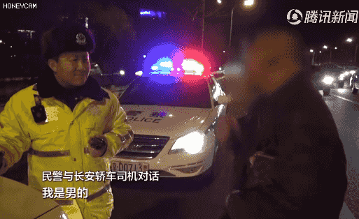 并线被撞担全责，男子怒吼交警：我男的就得我全责啊？她好看呗