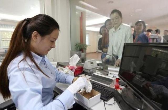 银行误将300存成49000，“一经离柜概不负责”？男子被判不当得利