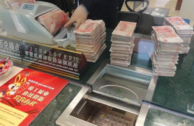 银行误将300存成49000，“一经离柜概不负责”？男子被判不当得利