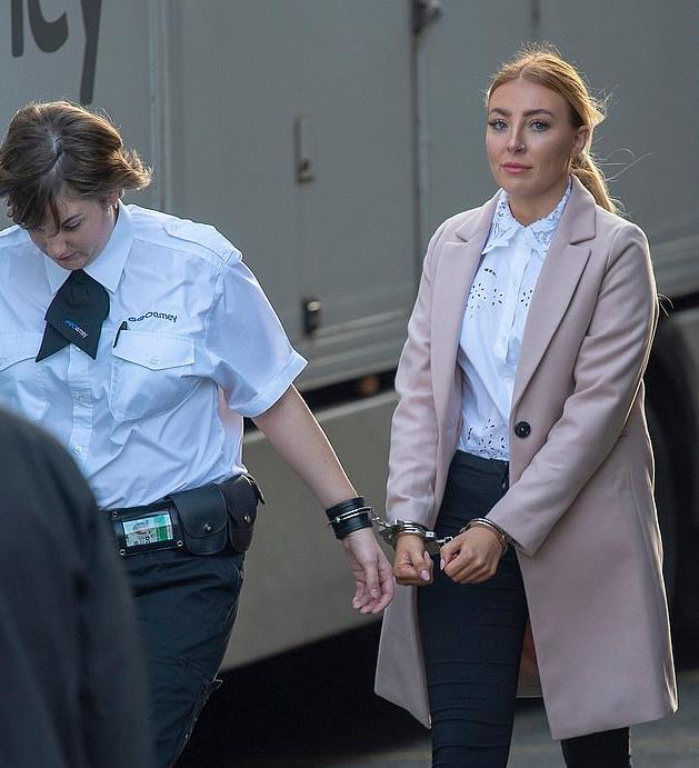在监狱与持枪抢劫犯发生关系，英国27岁女狱警被判入狱