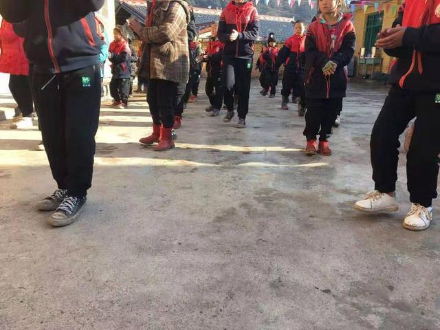 杭州外卖小哥每天跑单到深夜，却花6000块钱给大凉山孩子买冬衣