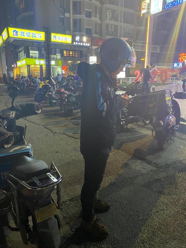 杭州外卖小哥每天跑单到深夜，却花6000块钱给大凉山孩子买冬衣